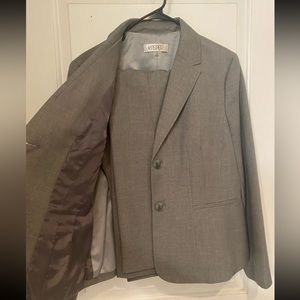 Women’s gray Kasper suit set. Size 16 NWOT